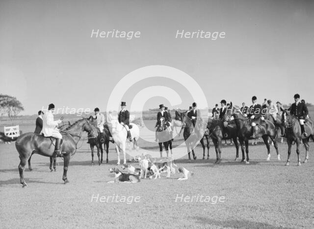 East Hampton hunt, 1933 Sept. Creator: Arnold Genthe.