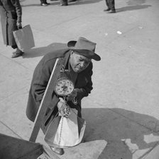Street peddler in Harlem weighing string beans, New York, 1943. Creator: Gordon Parks.