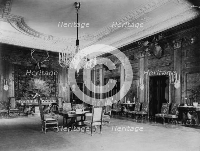 White House state dining room, north and east sides, Washington, D.C., 1906. Creator: Frances Benjamin Johnston.