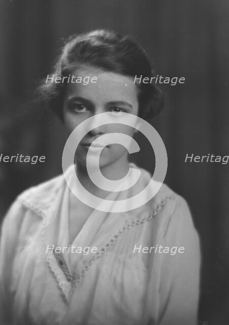 Lockwood, F., Miss, portrait photograph, 1916. Creator: Arnold Genthe.