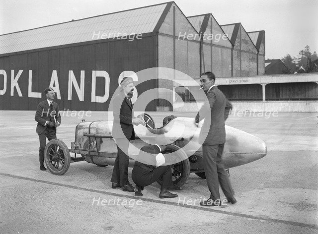 Count Louis Zborowski with his Aston Martin 1486 cc, Brooklands, 1921. Artist: Bill Brunell.