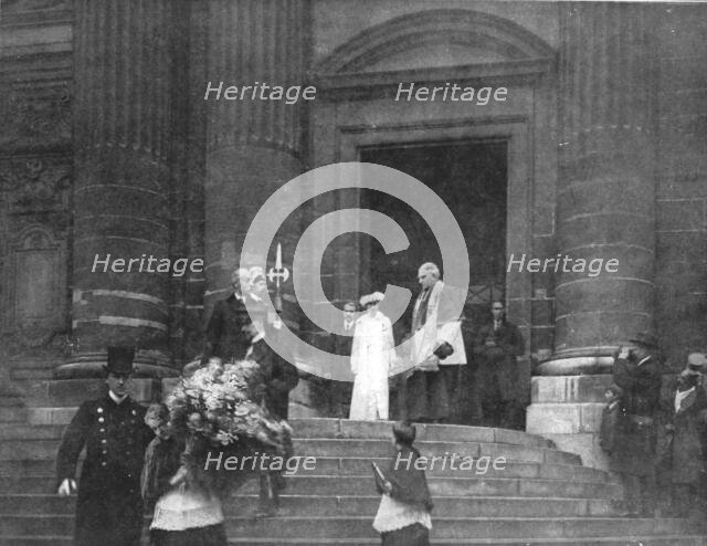 'Les chefs d'etat Allies a Paris; La reine Elisabeth sortant de Saint-Gervais, l'eglise..., 1918. Creator: Unknown.