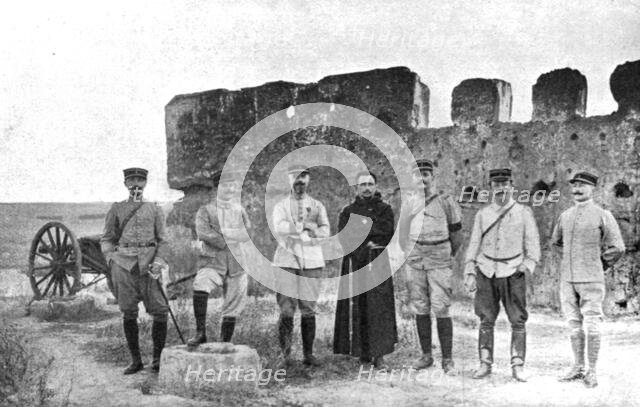 'Le commandant et les officiers du 1er bataillon colonial du Maroc, sur une terrasse..., 1914. Creator: Unknown.