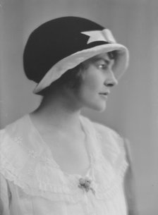 Nesbit, Cathleen, Miss, portrait photograph, 1916. Creator: Arnold Genthe.