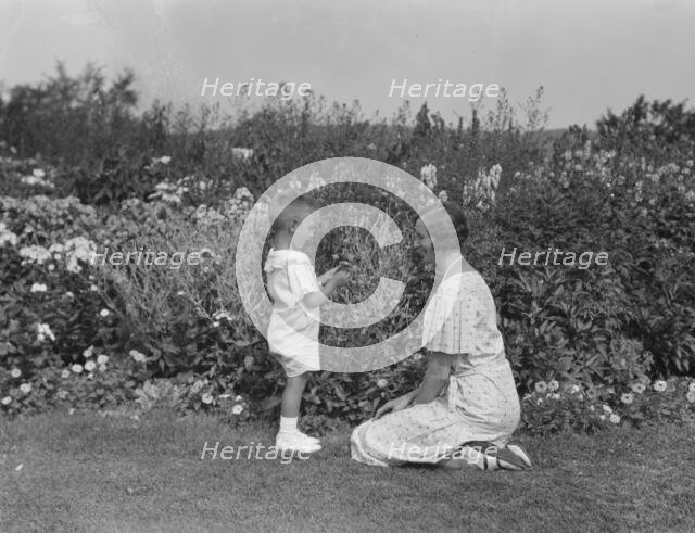 Rochester, Mrs., and Dudley, outdoors, 1931 July 25. Creator: Arnold Genthe.