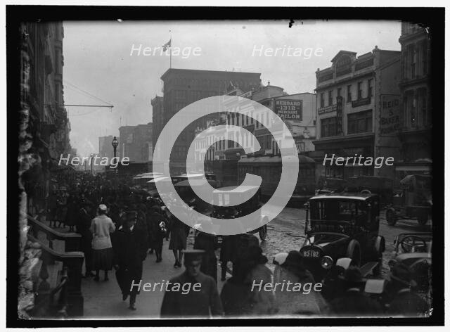 Street Scene, between 1913 and 1918. Creator: Harris & Ewing.