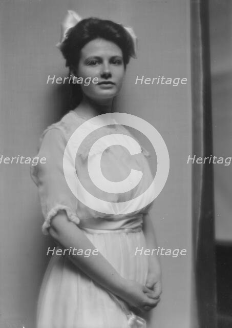 Urchs, Outonita, Miss, portrait photograph, 1913. Creator: Arnold Genthe.