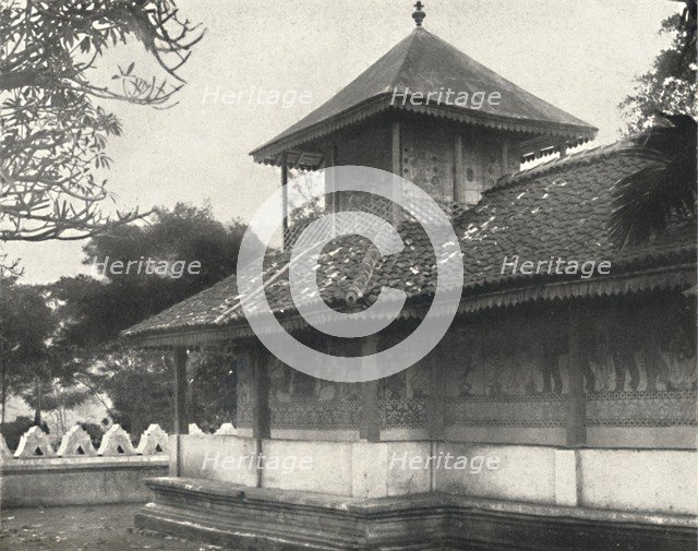 'Dewale (s. Tafel 58) bei der Dagoba des Heiligen Zahnes in Kandy', 1926. Artist: Unknown.