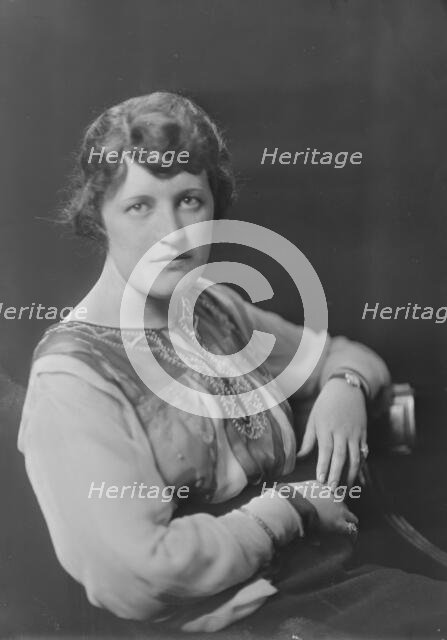 Niemeyer, Miss, or Mrs. Pfiefer, portrait photograph, not before 1916. Creator: Arnold Genthe.