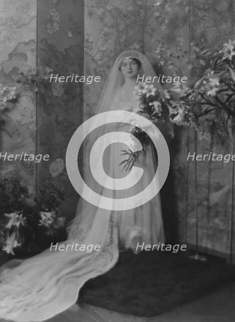 Fargo, Clara, Miss, portrait photograph, 1915 Jan. 15. Creator: Arnold Genthe.