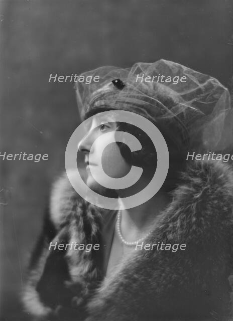 Liebert, M., Miss, portrait photograph, between 1916 and 1927. Creator: Arnold Genthe.