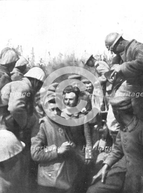 'Pendant l'action; Les premiers prisonniers du premier jour: de tres jeunes gens', 1916 (1924) Creator: Unknown.