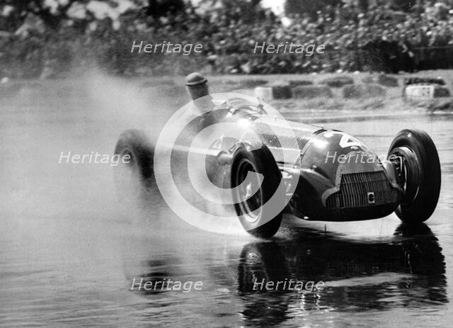 Juan Manuel Fangio driving a 1950 Alfa Romeo 158 in the International Trophy at Silverstone. Creator: Unknown.
