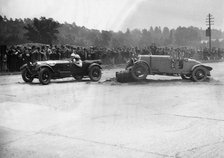Alfa Romeo passing R Childe's crashed Lea-Francis, BARC 6-Hour Race, Brooklands, Surrey, 1929, Artist: Bill Brunell.