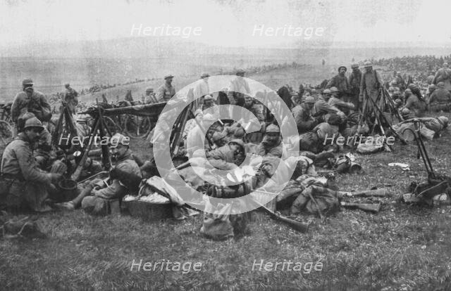 'Derriere le Front de Verdun.--Troupes allant au repos et bivouaquant dans la plaine', 1916. Creator: Unknown.