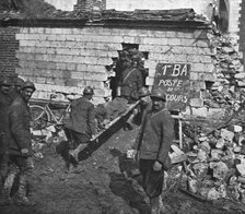 'Dans la bataille; un poste de secours dans la region de Moreuil', 1918. Creator: Unknown.