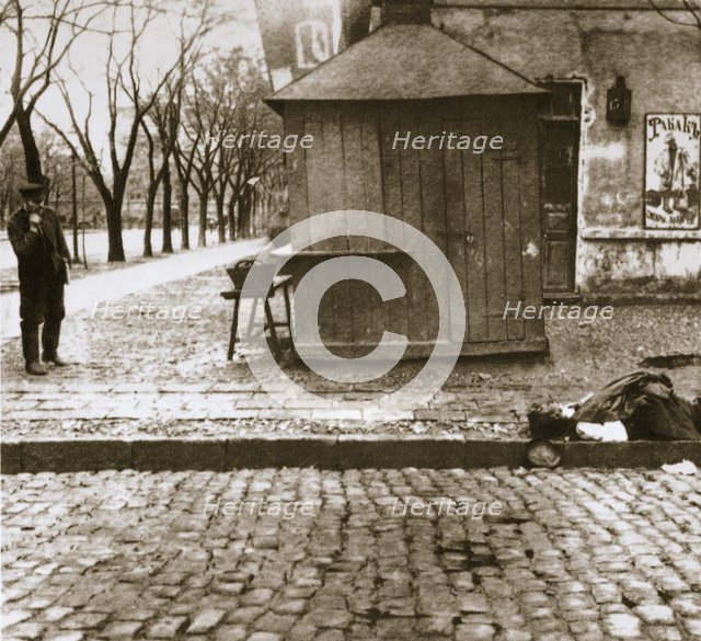 An onlooker observes a dead man left in the streets, Russia, early 20th century. Artist: Unknown