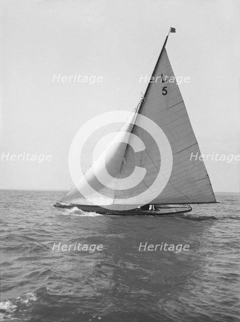 The 6 Metre 'Vanda' sailing close-hauled, 1914. Creator: Kirk & Sons of Cowes.