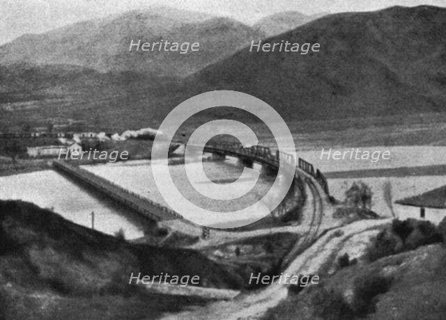 'Destruction du pont de Demir-Hissar sur la Strouma; Le pont du chemin de fer sur la..., c1916. Creator: Unknown.