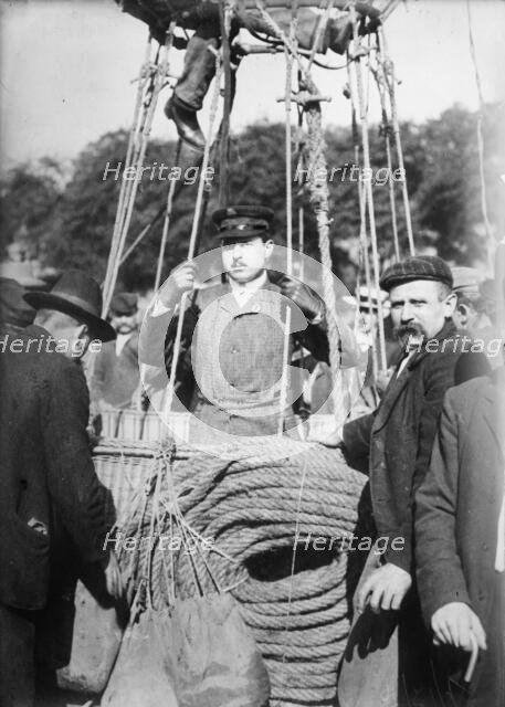 Oscar Erbsloh, ready to go up in balloon, 1916. Creator: Bain News Service.