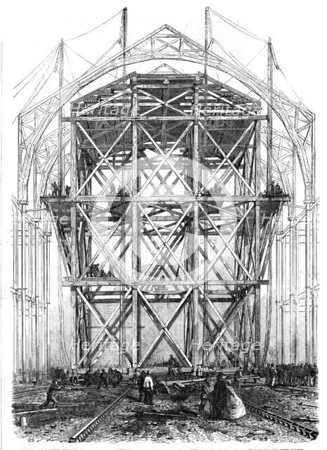 Progress of the Great Exhibition building: the traversing platform used in the construction ...1861. Creator: Unknown.