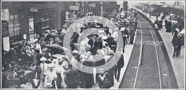 The Holiday Exodus from London, 1906. Artist: Unknown
