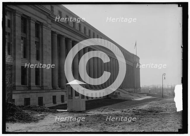 Bureau Of Engraving And Printing, between 1914 and 1918. Creator: Harris & Ewing.