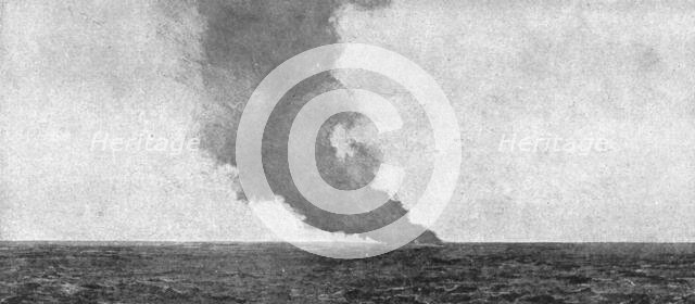 'Canonne, pius torpille en mer; L'explosion finale du L-7, sous le choc d'une torpille', 1916. Creator: Unknown.