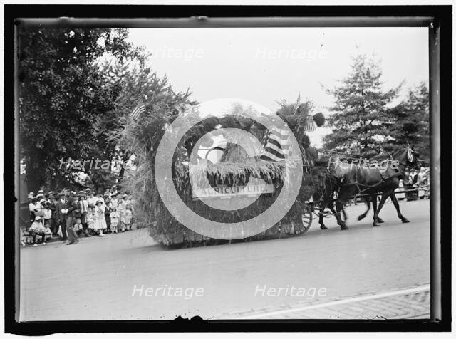 Agriculture Department, 4th of July Parade, Float, between 1913 and 1917. Creator: Harris & Ewing.