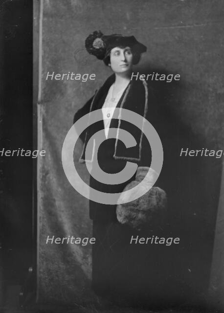 Bauman, E.F., Mrs., portrait photograph, not before 1916. Creator: Arnold Genthe.