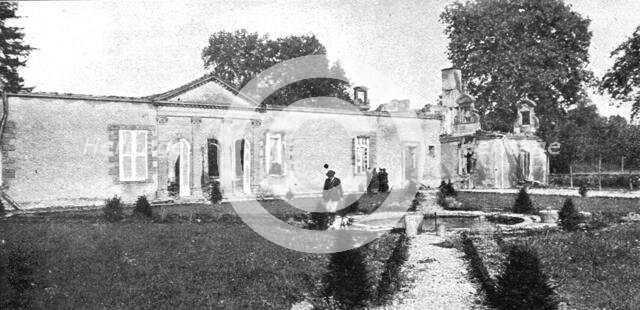 ''Nos regions Devastees; Le chateau d'Etrepy (Marne): facade sur le parc', 1914. Creator: Unknown.