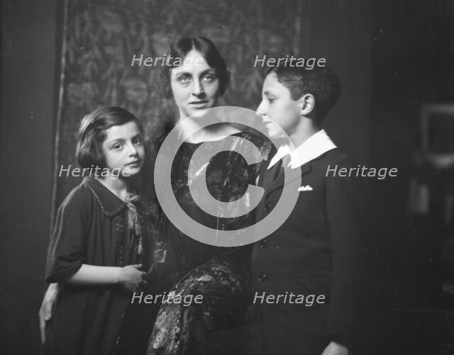 Leventritt, E.M., Mrs., and children, portrait photograph, 1924 Apr. 11. Creator: Arnold Genthe.