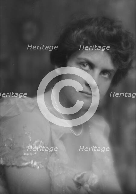 Lapham, E., Miss, portrait photograph, 1915 Feb. 16. Creator: Arnold Genthe.