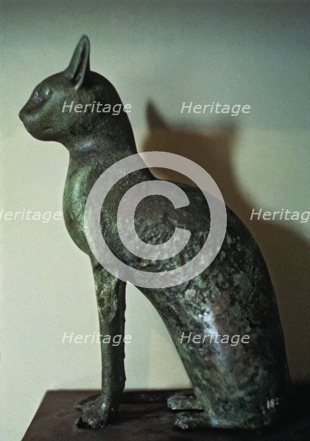 Cat figurine in bronze.