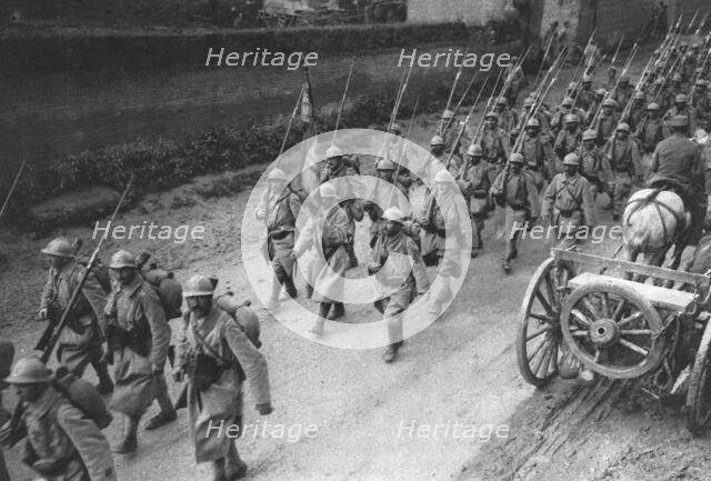 'L'infanterie coloniale a la bataille de la Somme; Drapeau en tete, un regiment qui a pris..., 1916. Creator: Unknown.