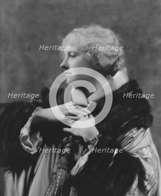 Crosbie, Violet, Miss, portrait photograph, 1916 Dec. 3. Creator: Arnold Genthe.