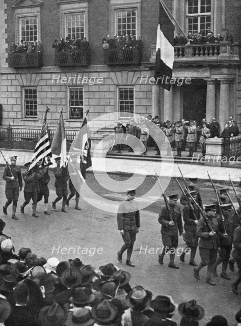 'La Premiere Mission Francaise aux Etats-unis; Le regiment de la celebre université d'Harvard...1917 Creator: Unknown.