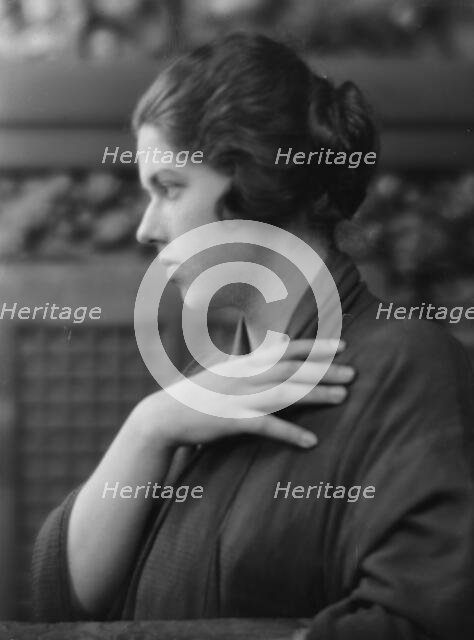 Williamson, W.F., Mrs. (Laura), portrait photograph, 1913 July 18. Creator: Arnold Genthe.