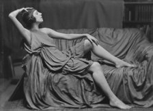 Moore, Dulcie, Miss, portrait photograph, between 1916 and 1918. Creator: Arnold Genthe.
