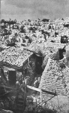 ''Sur le front Italien, apres Gorizia ; Abri sur le Tcherni-Hrib, a Ouest du Vallone.;, 1916. Creator: Unknown.