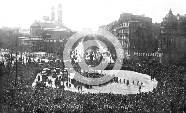 'En L'Honneur de L'Amerique; A Paris, place d'lena, le 22 avril: la foule autour de la statue...1917 Creator: Desgranges.