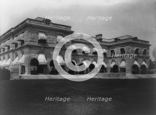 Hamilton Rice home, Newport, Rhode Island, exterior view, between 1917 and 1927. Creator: Frances Benjamin Johnston.