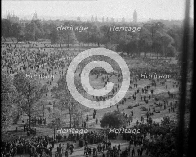 Crowd on Hyde Park, 1930s. Creator: British Pathe Ltd.