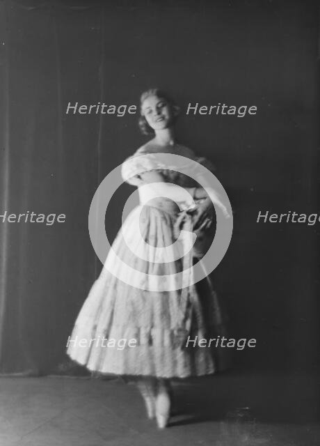 Mrs. Gugi, (Marion Vardi), 1918 June 5. Creator: Arnold Genthe.