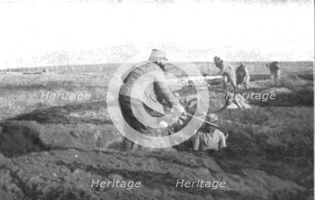 ''Impressions Macedoniennes; Nos soldats redevenus terrassiers.', 1915. Creator: Unknown.