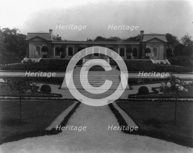 Hamilton Rice home, Newport, Rhode Island, exterior view, between 1917 and 1927. Creator: Frances Benjamin Johnston.