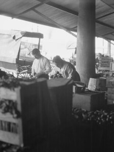 Market scene, New Orleans, between 1920 and 1926. Creator: Arnold Genthe.