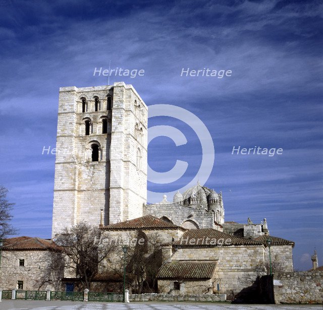 View of the Zamora Cathedral, built between 1151 and 1174, it should be noted the Romanesque bell…