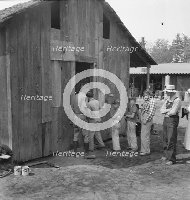 Part of the lineup at paymaster's window..., near Grants Pass, Josephine County, Oregon, 1939. Creator: Dorothea Lange.