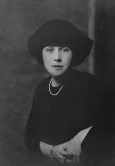 Mrs. E.R. Gleason, portrait photograph, 1917 Nov. 19. Creator: Arnold Genthe.
